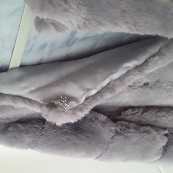 TODAY On SALE.   NWOT Faux Fur Jacket size medium. - Picture 4 of 4